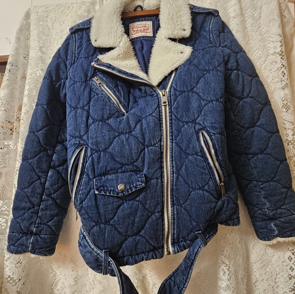 LEVI'S Belted Quilted Sherpa Trucker Jacket - Picture 4 of 6
